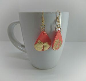 Boucles d’oreilles triangulaires saumon.