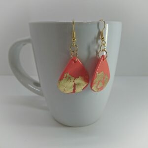 Boucles d’oreilles triangulaires saumon.